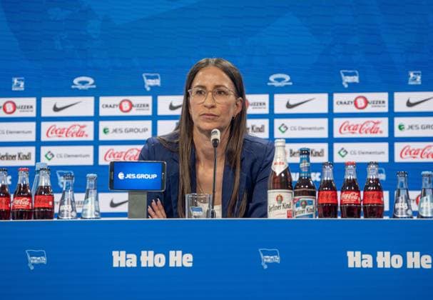 Fussball, Herren, Saison 2023 2024, 2. Bundesliga, Hertha BSC, Pressekonferenz vor dem Spiel gegen Hansa Rostock, im Bild: Pressesprecherin Vera Krings (Hertha BSC), 10.04. 2024,