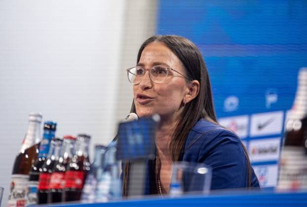 Fussball, Herren, Saison 2023 2024, 2. Bundesliga, Hertha BSC, Pressekonferenz vor dem Spiel gegen Hansa Rostock, im Bild: Pressesprecherin Vera Krings (Hertha BSC), 10.04. 2024,