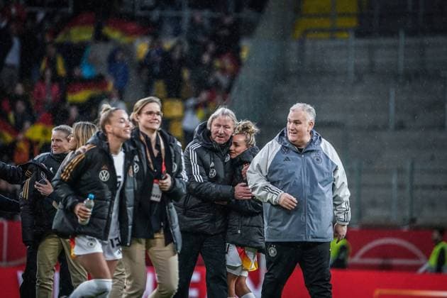 Fußball: EM-Qualifikation Frauen 2024 25, 2. Spieltag Deutschland vs. Island - Tivoli, Aachen: Nach dem Spiel im Mittelpunkt des Bildes Deutschlands Trainer Horst Hrubesch mit Deutschlands Lina Magull Aachen Tivoli Stadion NRW Deutschland Copyright: xJoeranxSteinsiekx