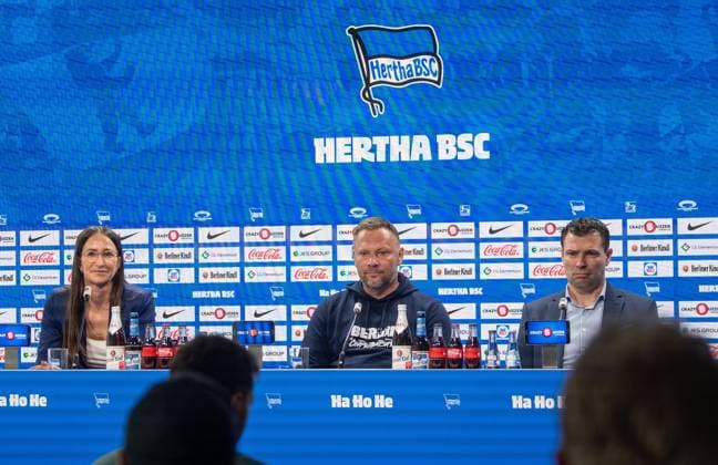 Fussball, Herren, Saison 2023 2024, 2. Bundesliga, Hertha BSC, Pressekonferenz vor dem Spiel gegen Hansa Rostock, im Bild: v.l. Pressesprecherin Vera Krings (Hertha BSC), Trainer Pal Dardai (Hertha BSC), Sportdirektor Benjamin Weber (Hertha BSC), 10.04. 2024,