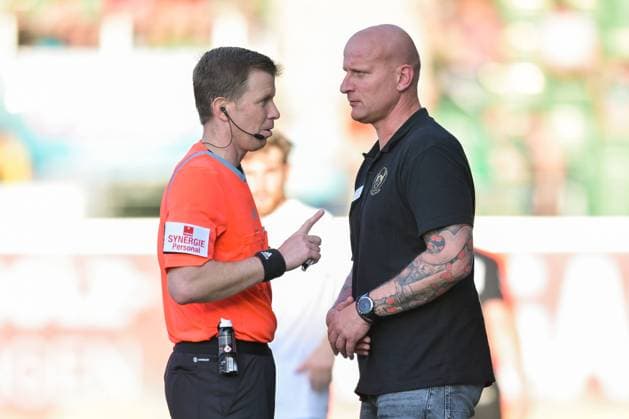 SOCCER - 2. Liga, Ried vs Leoben RIED,AUSTRIA,18.AUG.23 - SOCCER - ADMIRAL 2. Liga, SV Ried vs DSV Leoben. Image shows referee Markus Hameter and head coach Carsten Jancker (Leoben).  GEPAxpictures xChristianxMoser