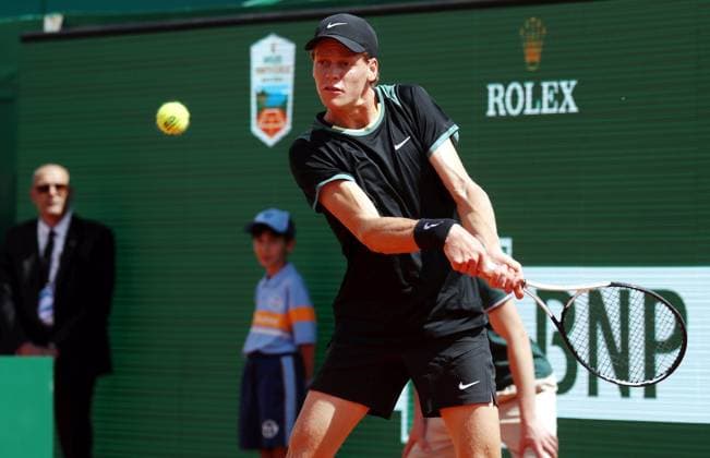 ROLEX MONTE-CARLO MASTERS PHOTOPQR NICE MATIN Jean François Ottonello ; Roquebrune-Cap-Martin ; 10 04 2024 ; Rolex Monte-Carlo Masters - Sebastian Korda (USA-vert) vs Jannik Sinner (ITA-casquette) Roquebrune-Cap-Martin France  Copyright: xPHOTOPQR NICExMATIN MAXPPPxJeanxFrançoisxOttonellox 20240410NIM0845 20240410NIM0845