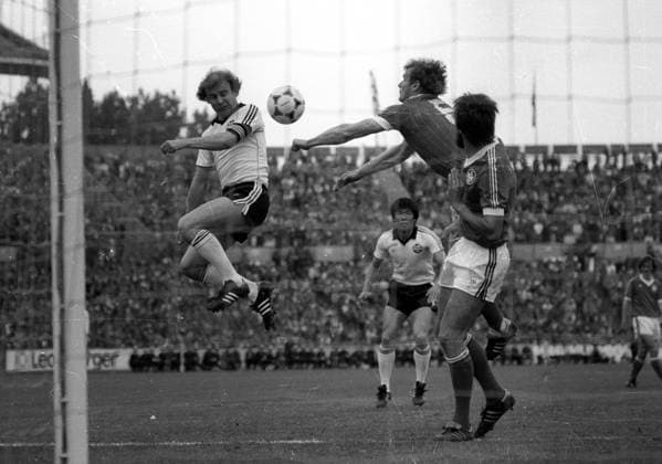 Archivbilder der Woche SPORT KW15 DFB Pokalfinale 1981 Eintracht Frankfurt - 1. FC Kaiserslautern 3:1 am 02.05.1981 in Stuttgart Bernd Hölzenbein (Eintracht) köpft vor Hans-Peter Briegel (FCK) und Friedhelm Funkel (FCK) Â *** DFB Cup Final 1981 Eintracht Frankfurt 1 FC Kaiserslautern 3 1 on 02 05 1981 in Stuttgart Bernd Hölzenbein Eintracht heads in front of Hans Peter Briegel FCK and Friedhelm Funkel FCK Â HM