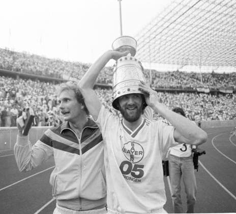 DFB Pokalfinale 1985: Bayer Uerdingen - FC Bayern Muenchen 2:1. Schaefer und Friedhelm Funkel mit Pokal uebern kopf