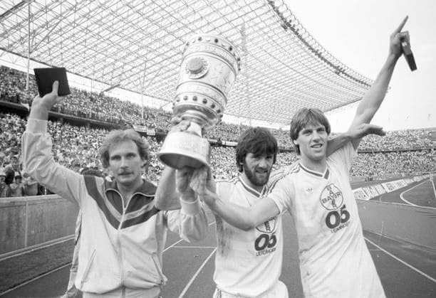 DFB Pokalfinale 1985: Bayer Uerdingen - FC Bayern Muenchen 2:1. v.l.: Wolfgang Schaefer und Friedhelm und Wolfgang Funkel mit Pokal