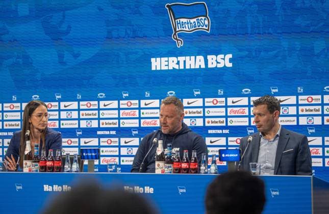 Fussball, Herren, Saison 2023 2024, 2. Bundesliga, Hertha BSC, Pressekonferenz vor dem Spiel gegen Hansa Rostock, im Bild: v.l. Pressesprecherin Vera Krings (Hertha BSC), Trainer Pal Dardai (Hertha BSC), Sportdirektor Benjamin Weber (Hertha BSC), 10.04. 2024,