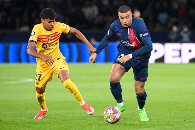 2024-04-10 Paris Saint-Germain v FC Barcelona, Barca - Quarter-final First Leg - UEFA Champions League 2023 24 PARIS, FRANCE - APRIL 10: Lamine Yamal of FC Barcelona battles for the ball with Kylian Mbappe of Paris Saint-Germain prior to the Quarter-final First Leg - UEFA Champions League 2023 24 match between Paris Saint-Germain and FC Barcelona at Parc des Princes on April 10, 2024 in Paris, France. (Photo by Matthieu Mirville BSR Agency) Paris France Content not available for redistribution in The Netherlands directly or indirectly through any third parties. Copyright: xBSRxAgencyx