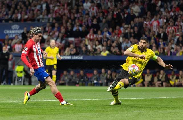 Sport Bilder des Tages Madrid, Spain, 10th April 2024. Rodrigo De Paul of Athletico Madrid scores the opening goal during the UEFA Champions League match at Wanda Metropolitano, Madrid. Picture credit should read: Paul Terry Sportimage EDITORIAL USE ONLY. No use with unauthorised audio, video, data, fixture lists, club league logos or live services. Online in-match use limited to 120 images, no video emulation. No use in betting, games or single club league player publications. SPI-3067-0015