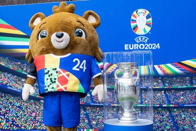 EURO2024 Trophy Tour; Düsseldorf, Marktplatz am Rathaus, 10.04.2024 ein Maskottchen steht neben dem Pokal EURO2024 Trophy Tour; Düsseldorf, Marktplatz am Rathaus, 10.04.2024 Copyright: xBEAUTIFULxSPORTS Buriakovx