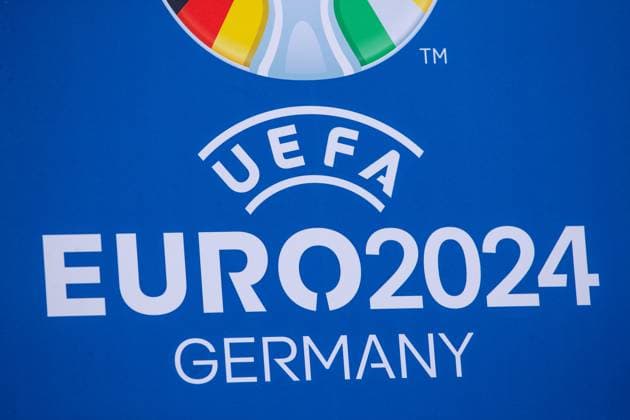 EURO2024 Trophy Tour; Düsseldorf, Marktplatz am Rathaus, 10.04.2024 ein Schild mit dem Logo von UEFA EURO, EM, Europameisterschaft,Fussball 2024, EURO2024 Trophy Tour; Düsseldorf, Marktplatz am Rathaus, 10.04.2024 Copyright: xBEAUTIFULxSPORTS Buriakovx