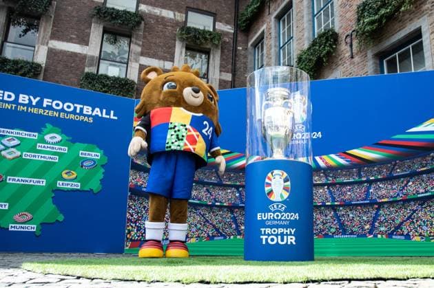 EURO2024 Trophy Tour; Düsseldorf, Marktplatz am Rathaus, 10.04.2024 ein Maskottchen steht neben dem Pokal EURO2024 Trophy Tour; Düsseldorf, Marktplatz am Rathaus, 10.04.2024 Copyright: xBEAUTIFULxSPORTS Buriakovx