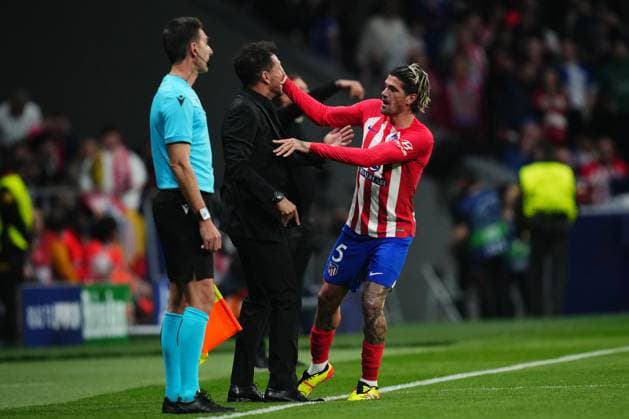 ESP: Atletico de Madrid v Borussia Dortmund. UEFA Champions League match. Quarter-finals Rodrigo de Paul of Atletico de Madrid celebrates with the head coach Diego Pablo Simeone after scoring the 1-0Rodrigo de Paul of Atletico de Madrid celebrates the 1-0 during the UEFA Champions League match, Quarter-finals, first leg, between Atletico de Madrid and Borussia Dortmund played at Civitas Metropolitano Stadium on April 10, 2024 in Madrid Spain. kpng Copyright: xBaguxBlancox xPRESSINPHOTOx PS_240410_009