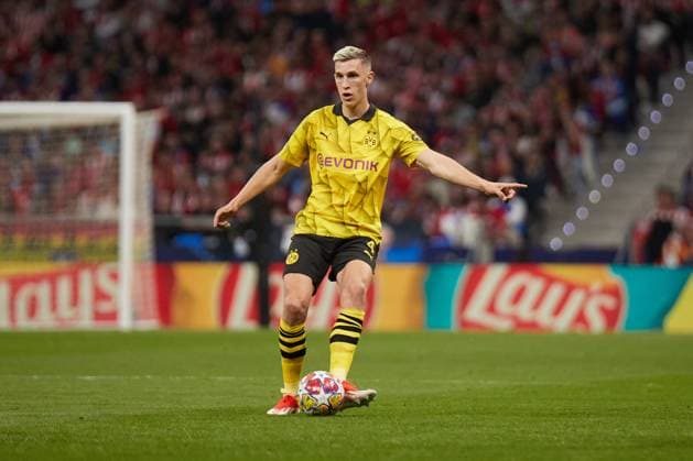 Quarter-final First Leg UEFA Champions League 2023 24, Atletico de Madrid v Borussia Dortmund MADRID, SPAIN - APRIL 10: Nico Schlotterbeck, Centre-Back of Borussia Dortmund passes the ball during to the UEFA Champions League quarter-final first leg match between Atletico de Madrid and Borussia Dortmund at Civitas Metropolitano Stadium on April 10, 2024 in Madrid, Spain. (Photo by Jose Torres Photo Players Images) Madrid Civitas Metropolitano Madrid Spain Copyright: xJosexTorres PhotoxPlayersxImagesx