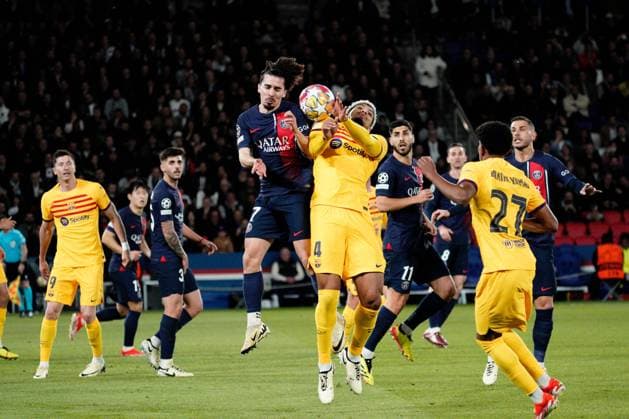 Sport Themen der Woche KW15 Sport Bilder des Tages Vitinha of PSG and Ronald Araujo of Barcelona Paris Saint-Germain v Barcelona, UEFA Champions League, Quarter Final, First Leg, Football, Parc des Princes, Paris, France - 10 Apr 2024 EDITORIAL USE ONLY No use with unauthorised audio, video, data, fixture lists, club league logos or live services. Online in-match use limited to 120 images, no video emulation. No use in betting, games or single club league player publications.  Copyright: xDavexWinter Shutterstockx 14424874af