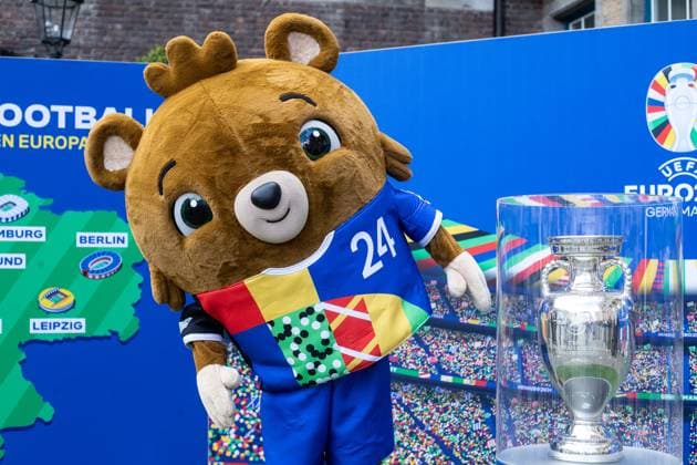 EURO2024 Trophy Tour; Düsseldorf, Marktplatz am Rathaus, 10.04.2024 ein Maskottchen steht neben dem Pokal EURO2024 Trophy Tour; Düsseldorf, Marktplatz am Rathaus, 10.04.2024 Copyright: xBEAUTIFULxSPORTS Buriakovx