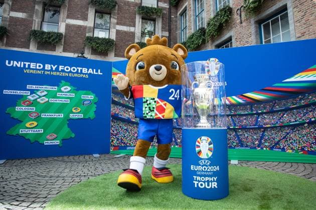 EURO2024 Trophy Tour; Düsseldorf, Marktplatz am Rathaus, 10.04.2024 ein Maskottchen steht neben dem Pokal EURO2024 Trophy Tour; Düsseldorf, Marktplatz am Rathaus, 10.04.2024 Copyright: xBEAUTIFULxSPORTS Buriakovx