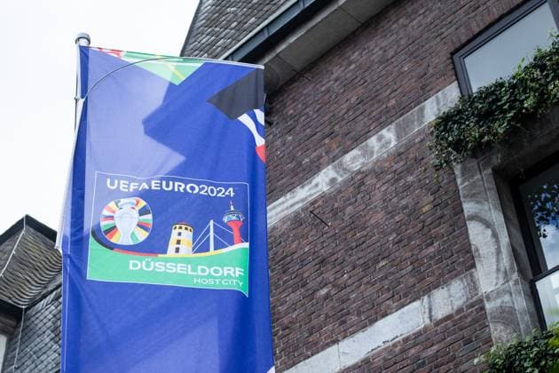 EURO2024 Trophy Tour; Düsseldorf, Marktplatz am Rathaus, 10.04.2024 Die Flagge mit dem Logo von Düsseldorf, als Host City, Marktplatz am Rathaus EURO2024 Trophy Tour; Düsseldorf, Marktplatz am Rathaus, 10.04.2024 Copyright: xBEAUTIFULxSPORTS Buriakovx