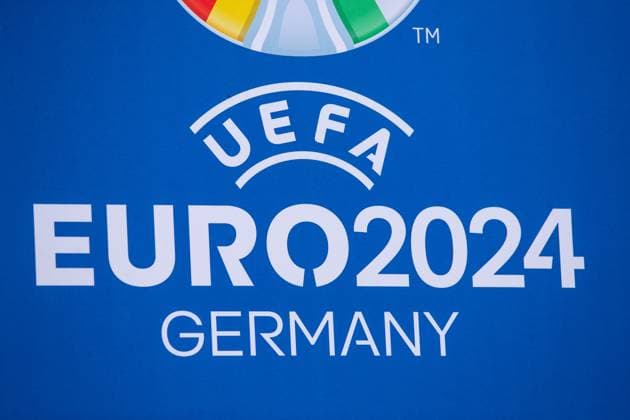 EURO2024 Trophy Tour; Düsseldorf, Marktplatz am Rathaus, 10.04.2024 ein Schild mit dem Logo von UEFA EURO, EM, Europameisterschaft,Fussball 2024, EURO2024 Trophy Tour; Düsseldorf, Marktplatz am Rathaus, 10.04.2024 Copyright: xBEAUTIFULxSPORTS Buriakovx