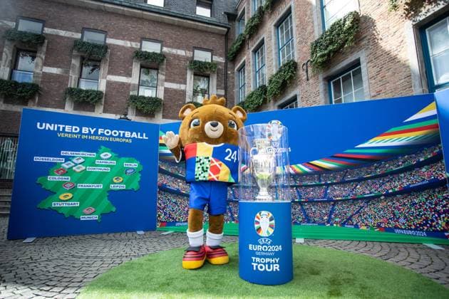 EURO2024 Trophy Tour; Düsseldorf, Marktplatz am Rathaus, 10.04.2024 ein Maskottchen steht neben dem Pokal EURO2024 Trophy Tour; Düsseldorf, Marktplatz am Rathaus, 10.04.2024 Copyright: xBEAUTIFULxSPORTS Buriakovx