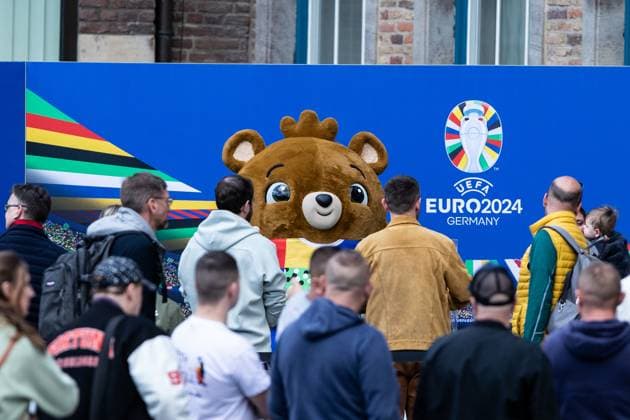 EURO2024 Trophy Tour; Düsseldorf, Marktplatz am Rathaus, 10.04.2024 ein Maskottchen steht neben dem Pokal EURO2024 Trophy Tour; Düsseldorf, Marktplatz am Rathaus, 10.04.2024 Copyright: xBEAUTIFULxSPORTS Buriakovx