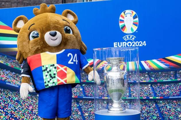 EURO2024 Trophy Tour; Düsseldorf, Marktplatz am Rathaus, 10.04.2024 ein Maskottchen steht neben dem Pokal EURO2024 Trophy Tour; Düsseldorf, Marktplatz am Rathaus, 10.04.2024 Copyright: xBEAUTIFULxSPORTS Buriakovx