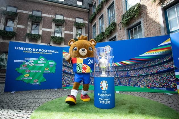 EURO2024 Trophy Tour; Düsseldorf, Marktplatz am Rathaus, 10.04.2024 ein Maskottchen steht neben dem Pokal EURO2024 Trophy Tour; Düsseldorf, Marktplatz am Rathaus, 10.04.2024 Copyright: xBEAUTIFULxSPORTS Buriakovx
