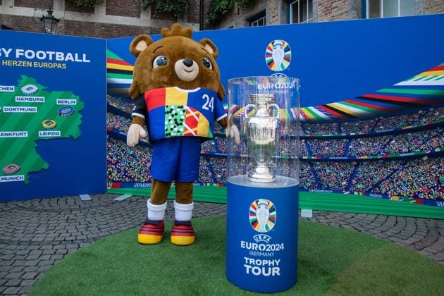 EURO2024 Trophy Tour; Düsseldorf, Marktplatz am Rathaus, 10.04.2024 ein Maskottchen steht neben dem Pokal EURO2024 Trophy Tour; Düsseldorf, Marktplatz am Rathaus, 10.04.2024 Copyright: xBEAUTIFULxSPORTS Buriakovx
