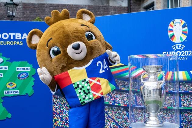 Sport Bilder des Tages EURO2024 Trophy Tour; Düsseldorf, Marktplatz am Rathaus, 10.04.2024 ein Maskottchen steht neben dem Pokal EURO2024 Trophy Tour; Düsseldorf, Marktplatz am Rathaus, 10.04.2024 Copyright: xBEAUTIFULxSPORTS Buriakovx