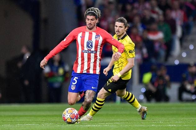 2024-04-10 Atletico Madrid v Borussia Dortmund - Quarter-final First Leg - UEFA Champions League 2023 24 MADRID, SPAIN - APRIL 10: Rodrigo De Paul of Atletico Madrid battles for the ball with Marcel Sabitzer of Borussia Dortmund during the Quarter-final First Leg - UEFA Champions League 2023 24 match between Atletico Madrid and Borussia Dortmund at Civitas Metropolitano Stadium on April 10, 2024 in Madrid, Spain. (Photo by Pablo Morano BSR Agency) Madrid Spain Content not available for redistribution in The Netherlands directly or indirectly through any third parties. Copyright: xBSRxAgencyx
