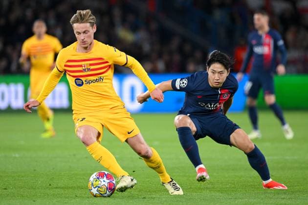 2024-04-10 Paris Saint-Germain v FC Barcelona, Barca - Quarter-final First Leg - UEFA Champions League 2023 24 PARIS, FRANCE - APRIL 10: Frenkie de Jong of FC Barcelona battles for the ball with Kang-in Lee of Paris Saint-Germain during the Quarter-final First Leg - UEFA Champions League 2023 24 match between Paris Saint-Germain and FC Barcelona at Parc des Princes on April 10, 2024 in Paris, France. (Photo by Matthieu Mirville BSR Agency) Paris France Content not available for redistribution in The Netherlands directly or indirectly through any third parties. Copyright: xBSRxAgencyx