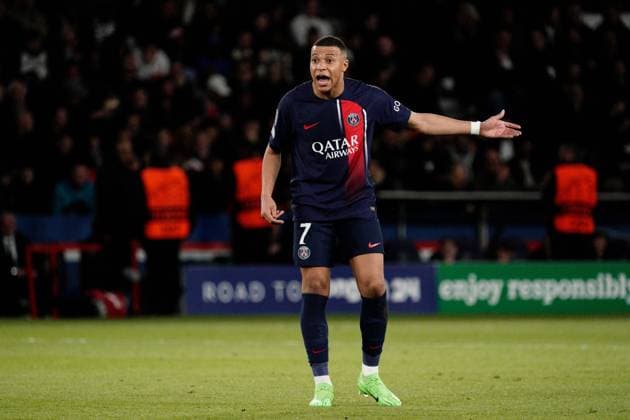 Kylian Mbappe of PSG is unhappy with his team s defencing after Raphinha of Barcelona puts his side 1-0 ahead Paris Saint-Germain v Barcelona, UEFA Champions League, Quarter Final, First Leg, Football, Parc des Princes, Paris, France - 10 Apr 2024 EDITORIAL USE ONLY No use with unauthorised audio, video, data, fixture lists, club league logos or live services. Online in-match use limited to 120 images, no video emulation. No use in betting, games or single club league player publications. Copyright: xDavexWinter Shutterstockx 14424874aw