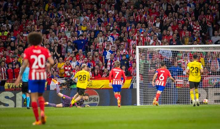 Madrid Spain. 10th Apr 2024. Tor zum 2:0 gegen Torwart Gregor Kobel (BVB) Atletico Madrid - Borussia Dortmund 10.04.2024