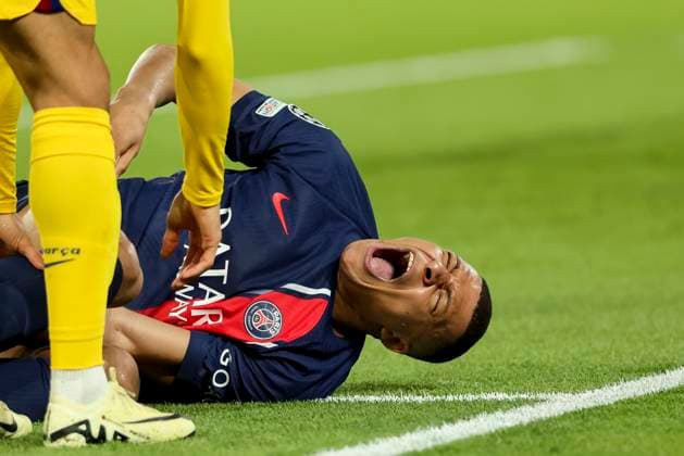 Sport Bilder des Tages Kylian Mbappe (Paris Saint-Germain) on the ground, UEFA Champions League 2023 24 - Quarter-final First Leg, Paris Saint-Germain vs FC Barcelona, Barca Parc des Princes, April 10, 2024, Paris, France.