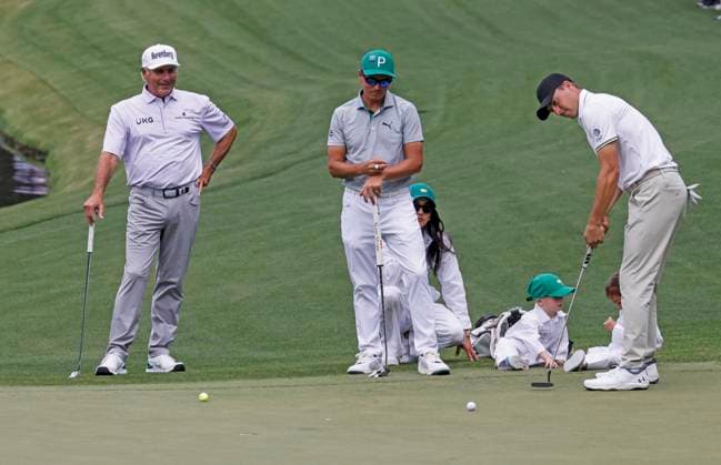 Fred Couples of the US (L) and Rickie Fowler of the US (C) watch Jordan Spieth of the US putt on the fifth green during the Par 3 contest at the Masters Tournament at Augusta National Golf Club in Augusta, Georgia on Wednesday, April 10, 2024.  AUG20240410538 TANNENxMAURY