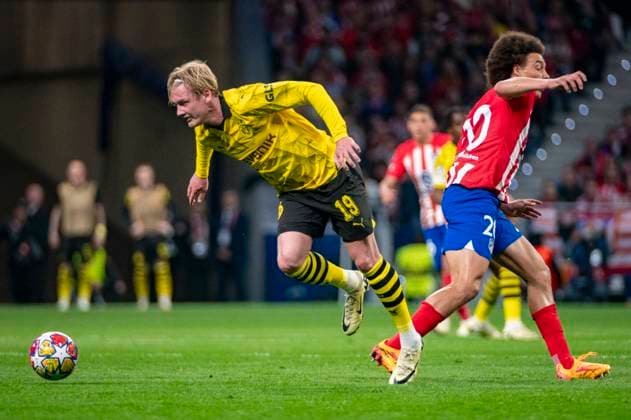 UEFA Champions League 2023 24 Quarter-final First Leg: Atletico Madrid v Borussia Dortmund Julian Brandt of Borussia Dortmund (L) seen in action against Axel Witsel of Atletico Madrid (R) during the UEFA Champions League quarter-final first leg match between Atletico Madrid and Borussia Dortmund at Estadio Civitas Metropolitano on April 10, 2024 in Madrid, Spain. Madrid Estadio Civitas Metropolitano Madrid Spain Copyright: xAlbertoxGardinx AGardin_20240410_football_AtleticoMadrid_Borussia_Dortmund_116