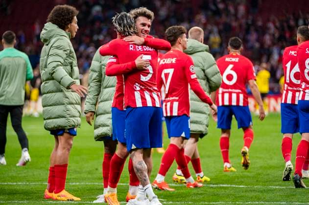 UEFA Champions League 2023 24 Quarter-final First Leg: Atletico Madrid v Borussia Dortmund Antoine Griezmann of Atletico Madrid seen hugging Rodrigo De Paul of Atletico Madrid at the end of the UEFA Champions League quarter-final first leg match between Atletico Madrid and Borussia Dortmund at Estadio Civitas Metropolitano on April 10, 2024 in Madrid, Spain. Madrid Estadio Civitas Metropolitano Madrid Spain Copyright: xAlbertoxGardinx AGardin_20240410_football_AtleticoMadrid_Borussia_Dortmund_132