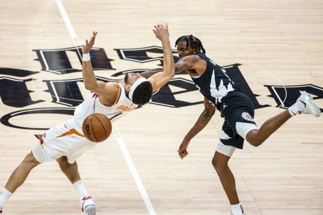 Sport Themen der Woche KW15 Sport Bilder des Tages April 10, 2024, Los Angeles, California, USA: Phoenix Suns Devin Booker 1 collides with Los Angeles Clippers Bones Hyland 5 during an NBA, Basketball Herren, USA basketball game at Crypto.com Arena on Wednesday, April 10, 2024 in Los Angeles. Los Angeles USA - ZUMAc68_ 20240410_zaf_c68_032 Copyright: xRingoxChiux