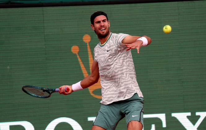 ROLEX MONTE-CARLO MASTERS HUITIEMES PHOTOPQR NICE MATIN Jean François Ottonello ; Roquebrune-Cap-Martin ; 11 04 2024 ; ROLEX MONTE-CARLO MASTERS HUITIEMES - Karen Khachanov (RUS en blanc-vert) vs Daniil Medvedev (RUS en rouge) Roquebrune-Cap-Martin France  Copyright: xPHOTOPQR NICExMATIN MAXPPPxJeanxFrançoisxOttonellox 20240411NIM2588 20240411NIM2588