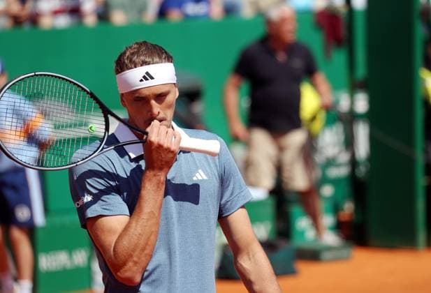 ROLEX MONTE-CARLO MASTERS HUITIEMES PHOTOPQR NICE MATIN Jean François Ottonello ; Roquebrune-Cap-Martin ; 11 04 2024 ; ROLEX MONTE-CARLO MASTERS HUITIEMES - Alexander Zverev (GER en bleu) vs Stefanos Tsitsipas (GRE en rouge) Roquebrune-Cap-Martin France  Copyright: xPHOTOPQR NICExMATIN MAXPPPxJeanxFrançoisxOttonellox 20240411NIM2859 20240411NIM2859
