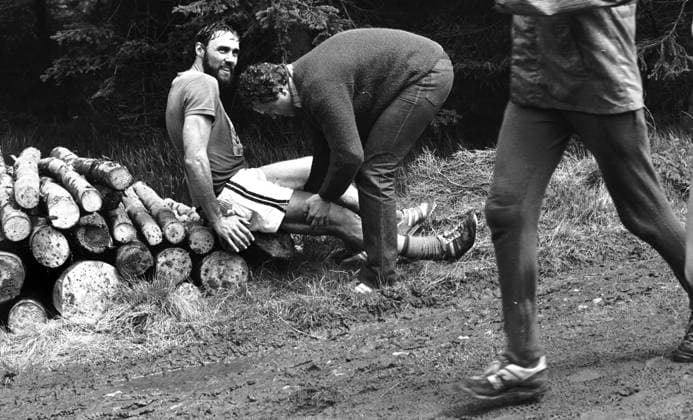 Archivbilder der Woche SPORT KW15 17.05 .1981 Schmiedefeld - 9. Guts Muths -Rennsteiglauf Massage bei Masserberg . Aktion FOTO: *** 17 05 1981 Schmiedefeld 9 Guts Muths Rennsteiglauf Massage near Masserberg Action PHOTO