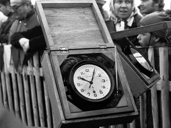 Archivbilder der Woche SPORT KW15 15.05.1976 Schmiedefeld 4. GutsMuths-Rennsteiglauf Manuelle -Zeitnahme . Aktion FOTO: *** 15 05 1976 Schmiedefeld 4 GutsMuths Rennsteiglauf Manual timekeeping Action PHOTO