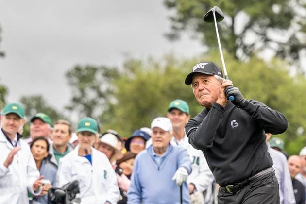 240411 Gary Player of South Africa plays his shot from the first tee in the Honorary Starters ceremony during the first round of the 2024 Masters Golf Tournament on April 11, 2024 in Augusta. Photo: Petter Arvidson BILDBYRAN kod PA PA0792 bbeng golf masters the masters Augusta us masters Copyright: PETTERxARVIDSON BB240411PA018