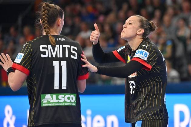 Sport Themen der Woche KW15 Sport Bilder des Tages Torjubel Xenia SMITS (GER,li) mit Julia BEHNKE (GER), Jubel,Freude,Begeisterung,Aktion. PARIS HANDBALL QUALIFICATION 2024 Ð Neu-Ulm: Deutschland - Slowenien Handball Laenderspiel der Frauen am 11.04.2024 Ratiopharm Arena Neu -Ulm *** Goal celebration Xenia SMITS GER,left with Julia BEHNKE GER , cheering,joy,enthusiasm,action PARIS HANDBALL QUALIFICATION 2024 Ð Neu Ulm Germany Slovenia Womens national handball match on 11 04 2024 Ratiopharm Arena Neu Ulm