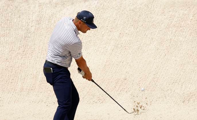 Sport Bilder des Tages Bryson DeChambeau hits out of the bunker on the fourth hole during the first round of the Masters Tournament at Augusta National Golf Club in Augusta, Georgia on Thursday, April 11, 2024.  AUG20240411116 JOHNxANGELILLO