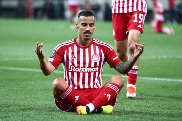 Sport Themen der Woche KW15 Sport Bilder des Tages Olympiacos player Chiquinho and his teammates celebrate during the UEFA Europa Conference League Quarter finals1st leg match between Olympiacos FC and Fenerbahce held in G.Karaiskakis Stadium in Piraeus, Greece, 11 April 2024. IMAGO ONE INCH PRODUCTIONS PIRAEUS Greece Copyright: xOnexInchxProductionsx 6183488