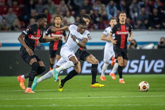 UEFA Europa League, Bayer 04 Leverkusen vs. West Ham United, 11.04.2024 Leverkusen, Germany - April 11: Mohammed Kudus (West Ham United, 14), Edmond Tapsoba (Bayer 04 Leverkusen, 12) during the UEFA Europa Leeague quarter finals between UEFA Europa League, Bayer 04 Leverkusen vs. West Ham United at BayArena on April 11, 2024 in Leverkusen, Germany. DFL REGULATIONS PROHIBIT ANY USE OF PHOTOGRAPHS AS IMAGE SEQUENCES AND OR QUASI-VIDEO. Copyright: xBEAUTIFULxSPORTS AxelxKohringx