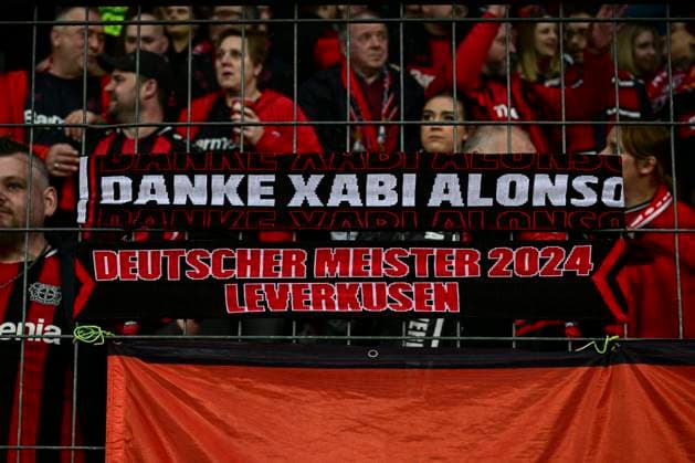 Sport Bilder des Tages Schal Deutscher Meister 2024 und Danke Xabi Alonso, Bayer Leverkusen vs. West Ham United, Fussball, Europa League, Viertelfinale, Hinspiel, 11.04.2024 Leverkusen Nordrhein-Westfalen Deutschland