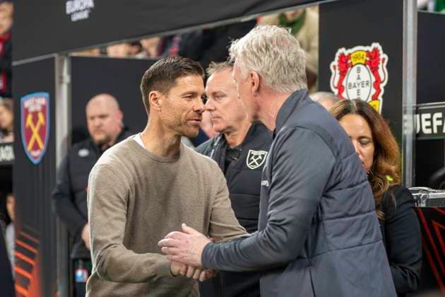 Fussball: UEFA Europa League, Saison 2023 2024, Viertelfinale, Hinspiel, Bayer 04 Leverkusen - West Ham United am 11.04.2024 in der BayArena in Leverkusen. Xabi Alonso (Bayer 04 Leverkusen, Trainer) und David Moyed (West Ham United, Trainer)n begruessen sich. Foto: Kirchner-Media TH Copyright: xKirchner-Media THx