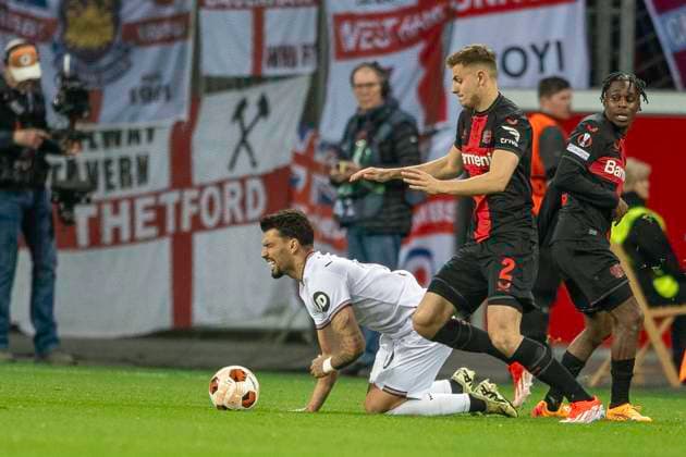Fussball: UEFA Europa League, Saison 2023 2024, Viertelfinale, Hinspiel, Bayer 04 Leverkusen - West Ham United am 11.04.2024 in der BayArena in Leverkusen. zweikampf zwischen Josip Stanisic (Bayer 04 Leverkusen, 02) und Lucas Paqueta (West Ham United, 10). Dabei Jeremie Frimpong (Bayer 04 Leverkusen, 30). Foto: Kirchner-Media TH Copyright: xKirchner-Media THx