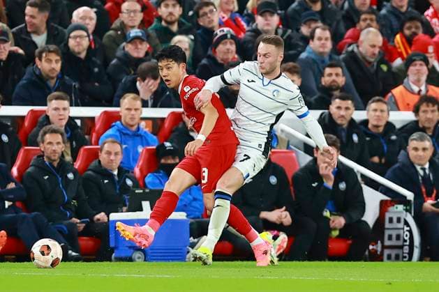 Fußball, EL, FC Liverpool - Atalanta Bergamo Wataru EndÅ (Liverpool) defends possession from Teun Koopmeiners of (Atalanta) , UEFA Europa League 2023 2024 - Quarter-finals First Leg, Liverpool FC vs Atalanta, Anfield, April 11, 2024, Liverpool, United Kingdom.